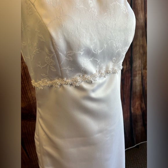 White simple spaghetti strap halter top beaded waist wedding dress size 8 - Picture 2 of 7